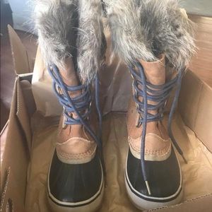 Like new women’s Sorel snow boots